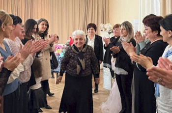 53 წელი პატარების სამსახურში - გორში ღვაწლმოსილი აღმზრდელის გაცილების ცერემონია გაიმართა.