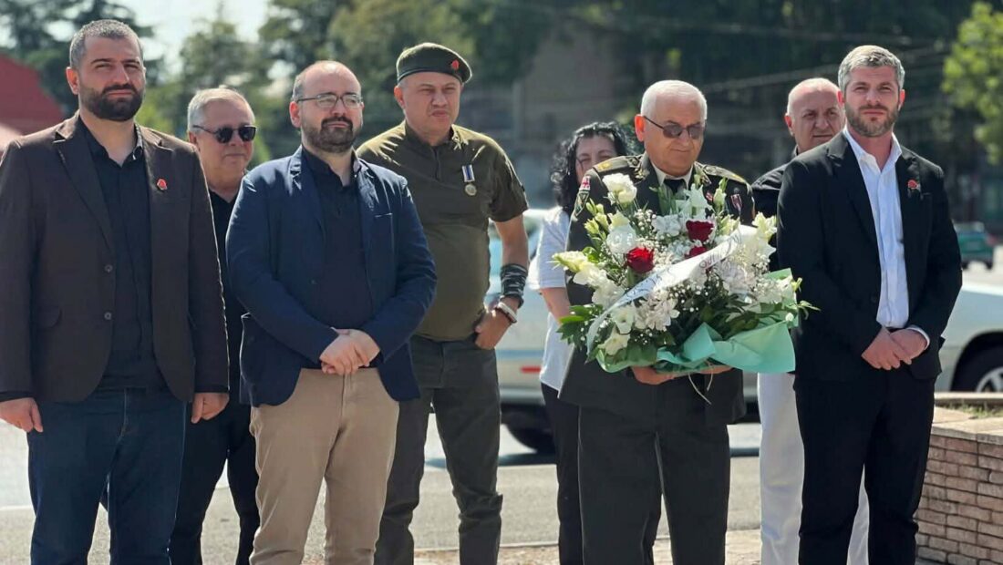 „ძლიერი საქართველო – ლელოს“ წარმომადგენლებმა გორში, აგვისტოს ომში დაღუპულ გმირთა მემორიალი გვირგვინით შეამკეს
