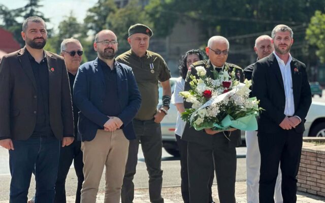 „ძლიერი საქართველო – ლელოს“ წარმომადგენლებმა გორში, აგვისტოს ომში დაღუპულ გმირთა მემორიალი გვირგვინით შეამკეს