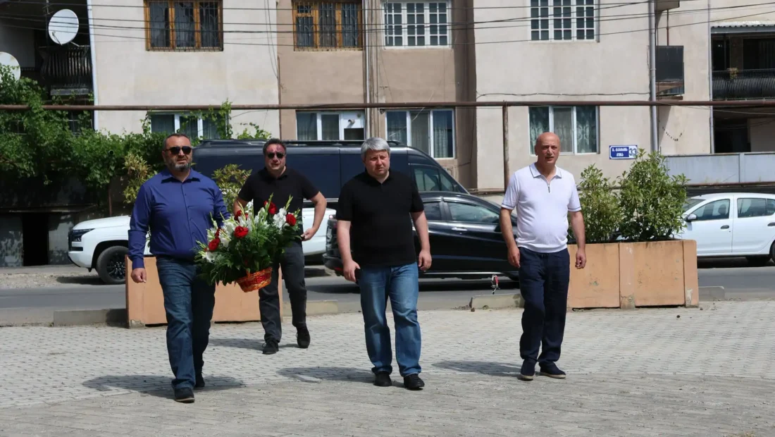 ხაშურში აგვისტოს ომში დაღუპულ გმირებს პატივი მიაგეს