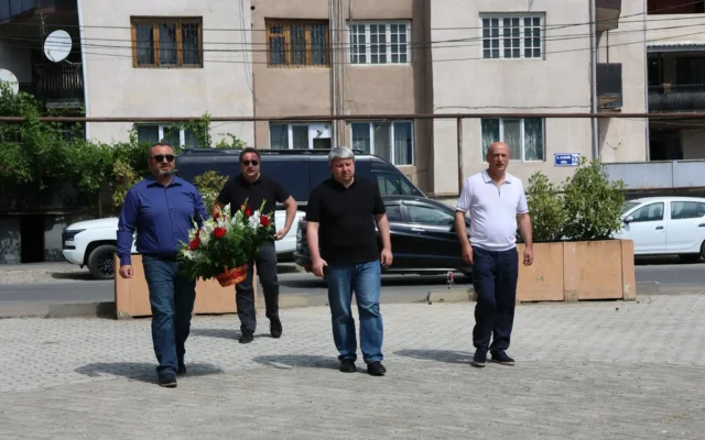 ხაშურში აგვისტოს ომში დაღუპულ გმირებს პატივი მიაგეს
