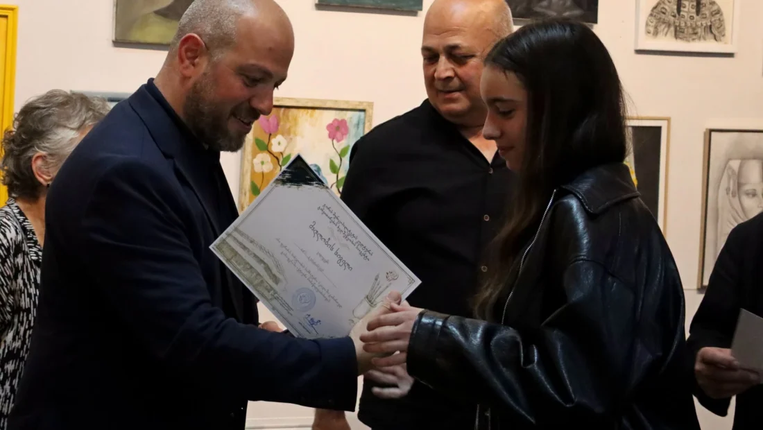 გორში მოსწავლეთა ნამუშევრების გამოფენაში მონაწილე ბავშვებს სერტიფიკატები გადასცეს