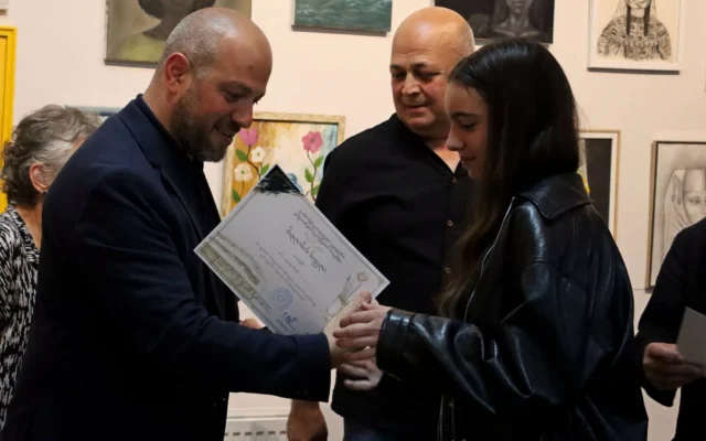 გორში მოსწავლეთა ნამუშევრების გამოფენაში მონაწილე ბავშვებს სერტიფიკატები გადასცეს