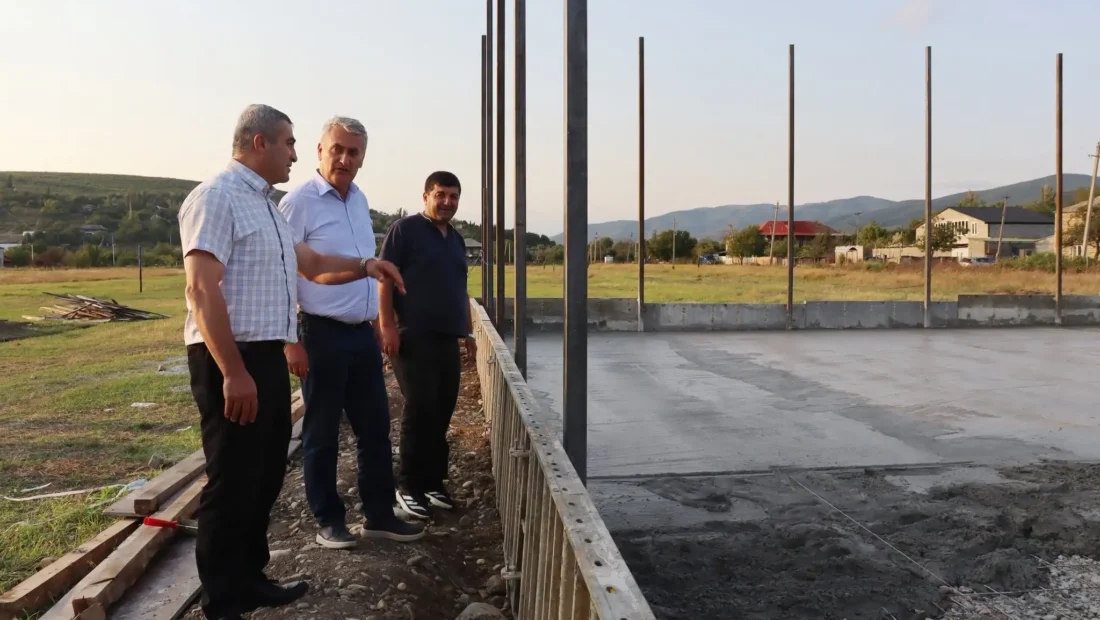 თეზში ხელოვნურსაფარიანი სპორტული მოედნის მოწყობა მიმდინარეობს