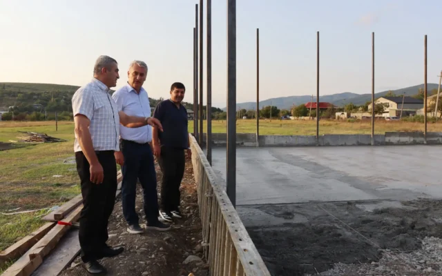 თეზში ხელოვნურსაფარიანი სპორტული მოედნის მოწყობა მიმდინარეობს