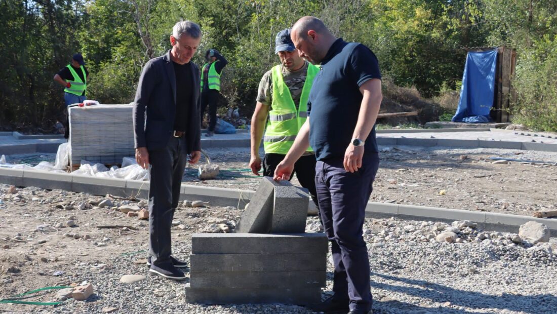 გორის მუნიციპალიტეტის სოფელ ქიწნისში სკვერის მოწყობის სამუშაოები მიმდინარეობს