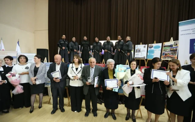 გორში ღვაწლმოსილი პედაგოგები დააჯილდოეს