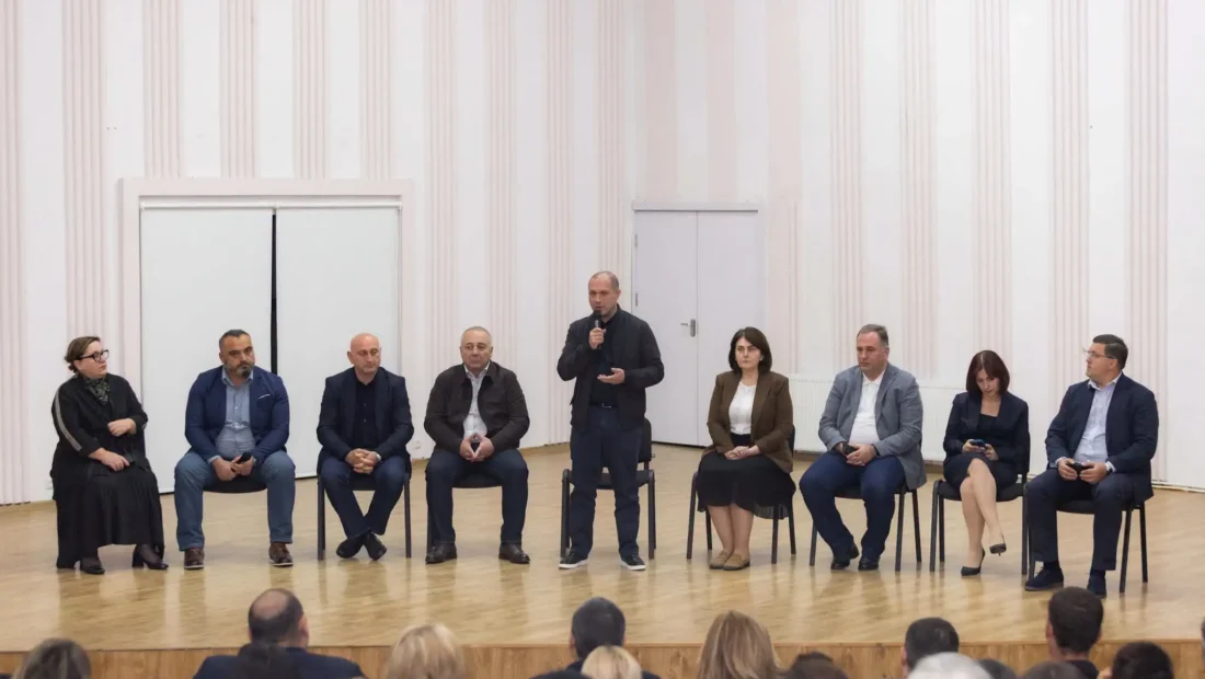 ხაშურში საჯარო სკოლების ინფრასტრუქტურასა და არსებულ გამოწვევებზე შეხვედრა გაიმართა
