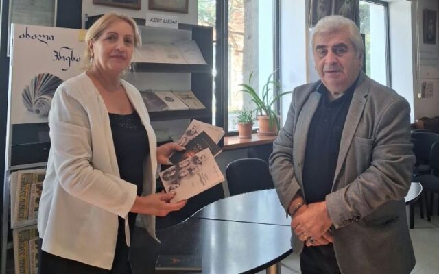 მურად მთვარელიძემ ხაშურის ბიბლიოთეკას საკუთარი წიგნები უსახსოვრა
