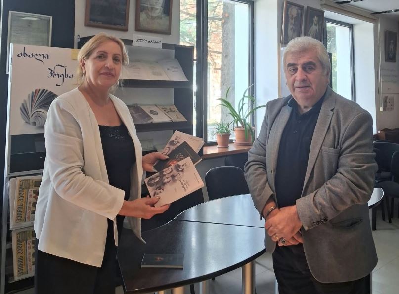 მურად მთვარელიძემ ხაშურის ბიბლიოთეკას საკუთარი წიგნები უსახსოვრა